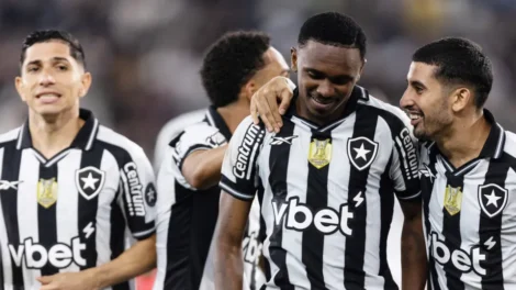 Botafogo e Coritiba tentam ganhar posições no Brasileirão em duelo no Nilton Santos