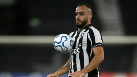 Botafogo peca na pontaria e só empata com Caracas na estreia de Franclim