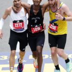 Brasileiro vira manchete por ato de empatia na Maratona de Boston