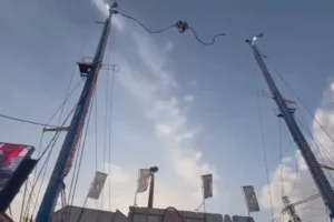 Cabo se rompe em brinquedo e deixa feridos em parque na Espanha; veja