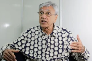 Caetano Veloso agradece a Otto Alencar por corrigir fala sobre ter pegado em armas