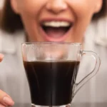 Café com açúcar, adoçante ou puro, qual é a melhor opção?