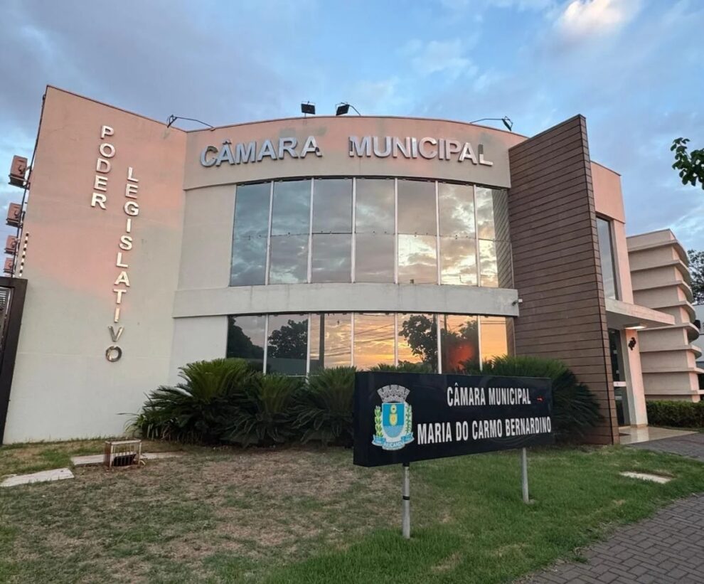 Câmara de Paiçandu alega erro de digitação após nota fiscal indicar compra de 15 pacotes de sulfite por quase R$ 5 mil