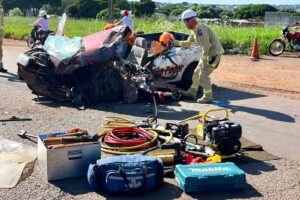 Câmera flagra acidente grave entre picape e carreta Contorno Sul