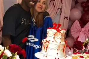 Cara fechada de Virginia em festa surpresa reforça rumor de crise com Vini Jr.