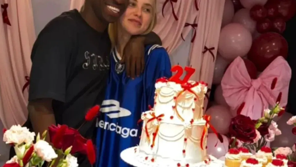 Cara fechada de Virginia em festa surpresa reforça rumor de crise com Vini Jr.