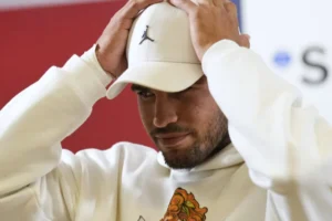 Carlos Alcaraz desiste do Roland Garros devido a lesão no pulso