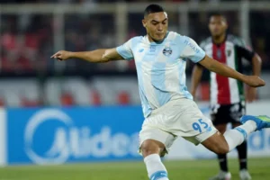 Carlos Vinícius perde 3 pênaltis, tem gol anulado, e Grêmio empata na Sul-Americana