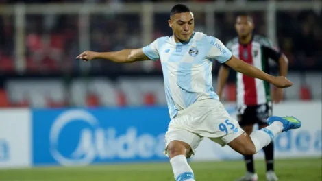 Carlos Vinícius perde 3 pênaltis, tem gol anulado, e Grêmio empata na Sul-Americana