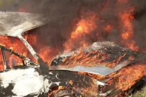 Carro bate em poste e pega fogo, matando dois adolescentes nos EUA