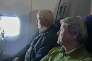 Casais mais velhos não devem viajar lado a lado no avião, alerta estudo