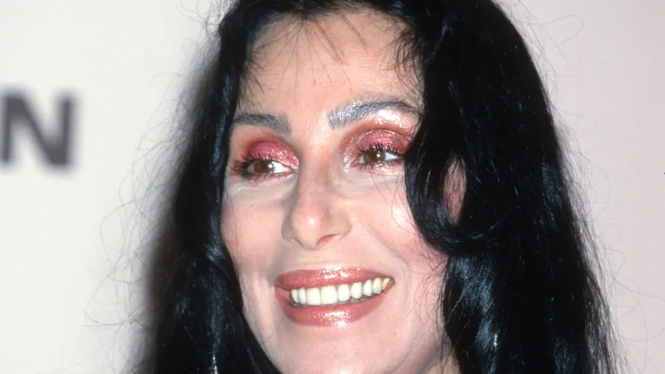 Cher descobre neta adolescente e tenta construir relação, diz jornal