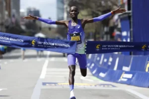 Com quebra de recorde, queniano John Korir é bicampeão da maratona de Boston