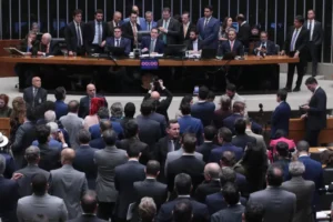 Comissão aprova relatório, e PEC da escala 6x1 avança na Câmara