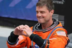Conheça o astronauta da Artemis II que cria as filhas sozinho: 'elas são tudo para mim'