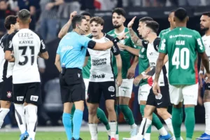 Corinthians e Palmeiras empatam com confusão dentro e fora do gramado