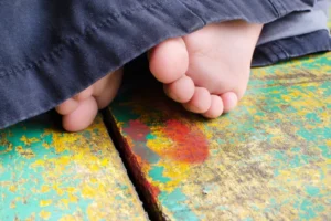 Criança de um ano morre engasgada com unha postiça da mãe