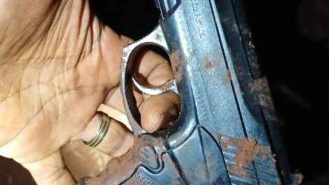 Criminosos atiram contra ônibus para anunciar assalto na região; dois foram presos