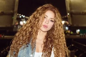 De olho no Rio, Shakira prova comidas típicas e veste camisa do Brasil em vídeo