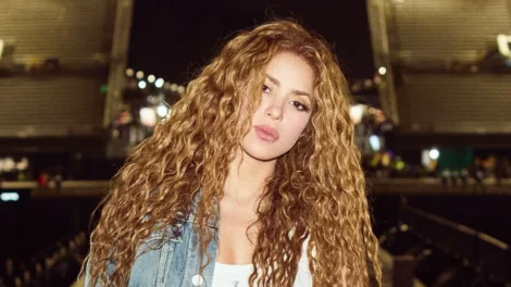 De olho no Rio, Shakira prova comidas típicas e veste camisa do Brasil em vídeo