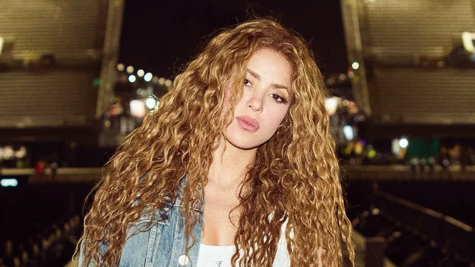 De olho no Rio, Shakira prova comidas típicas e veste camisa do Brasil em vídeo