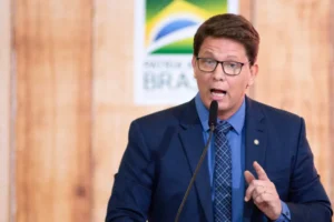 Deputado Mario Frias é internado na UTI após dores abdominais