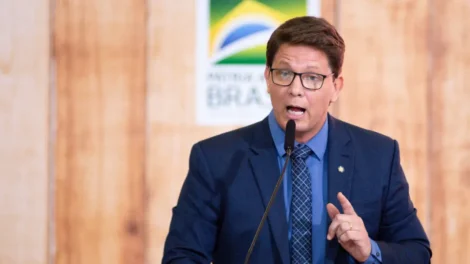 Deputado Mario Frias é internado na UTI após dores abdominais