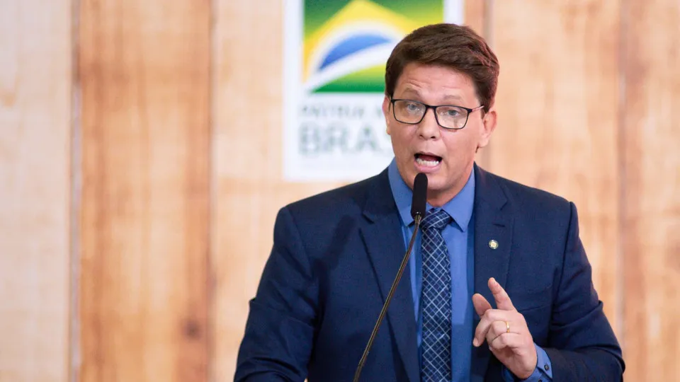 Deputado Mario Frias é internado na UTI após dores abdominais