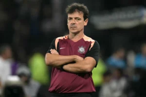 Diniz tenta canalizar 'loucura' por sucesso à frente do Corinthians