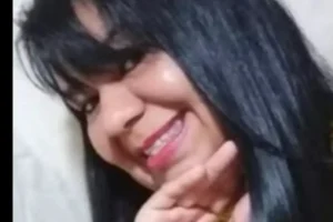 Discussão por som alto termina em morte e mulher é esfaqueada