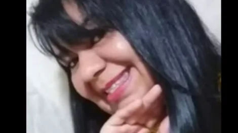 Discussão por som alto termina em morte e mulher é esfaqueada