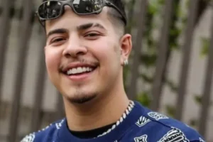 É grave? Cantor Jottapê desmaia e é internado às pressas