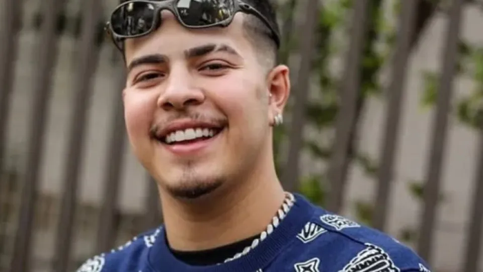 É grave? Cantor Jottapê desmaia e é internado às pressas