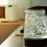 É seguro ferver a água duas vezes? Há algo que precisa saber