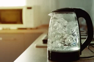 É seguro ferver a água duas vezes? Há algo que precisa saber