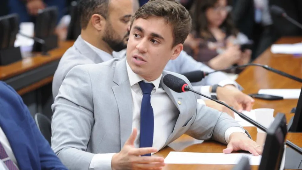 Eduardo ataca Nikolas, e Flávio Bolsonaro pede união