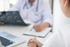 Entenda o direito trabalhista de faltar até três dias no ano para fazer exames