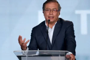 Equador convoca embaixador na Colômbia após Petro chamar ex-vice-presidente de preso político