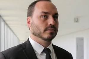 “Está ficando feio”: Carlos Bolsonaro ataca comando do PL e cobra reação