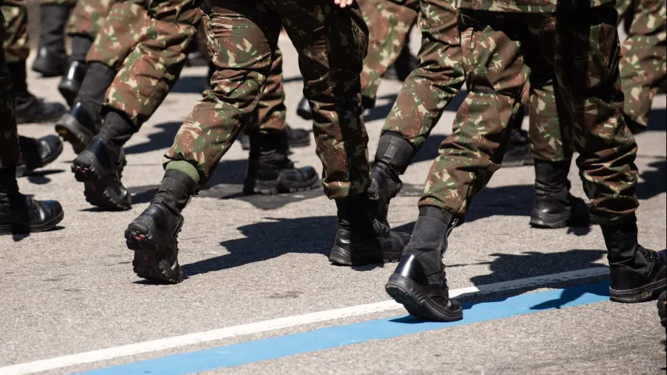 Exército prende militares condenados por trama golpista após ordem de Moraes