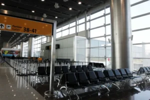 Falha no controle aéreo suspende pousos e decolagens em São Paulo e causa caos em aeroportos