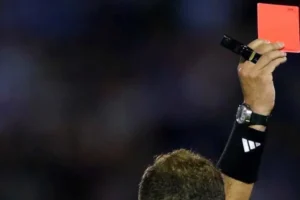 Fifa aprova cartão vermelho para quem cobrir o rosto em discussões com adversários