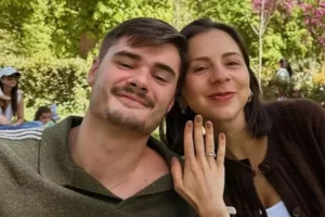 Filho de Fábio Assunção fica noivo após pedido romântico em parque