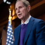 Filho de senador democrata surge em troca de e-mails com Epstein