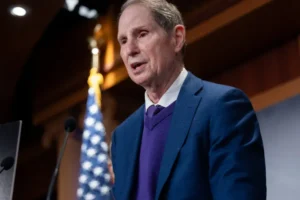 Filho de senador democrata surge em troca de e-mails com Epstein