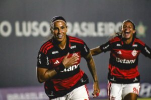 Flamengo derrota Vitória e fica perto de líderes no BR Feminino