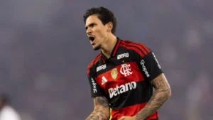 Flamengo passeia com direito a golaço de Plata e amplia crise no Atlético-MG