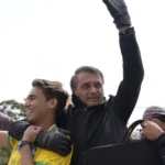 Flávio Bolsonaro diz que postura crítica de Eduardo a Nikolas 'não é inteligente'