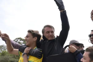 Flávio Bolsonaro diz que postura crítica de Eduardo a Nikolas 'não é inteligente'