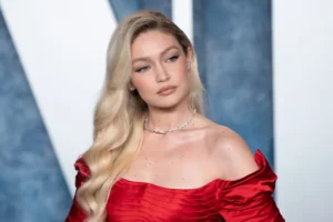 Gigi Hadid sobre menção nos emails de Epstein: "Ser humano repugnante"